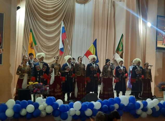 Ансамбль «Казачья застава» выступил в Колышлее с программой ко Дню учителя